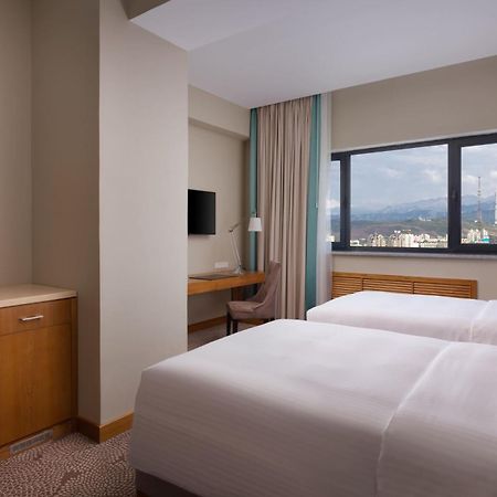Doubletree By Hilton Almaty Hotel Kültér fotó