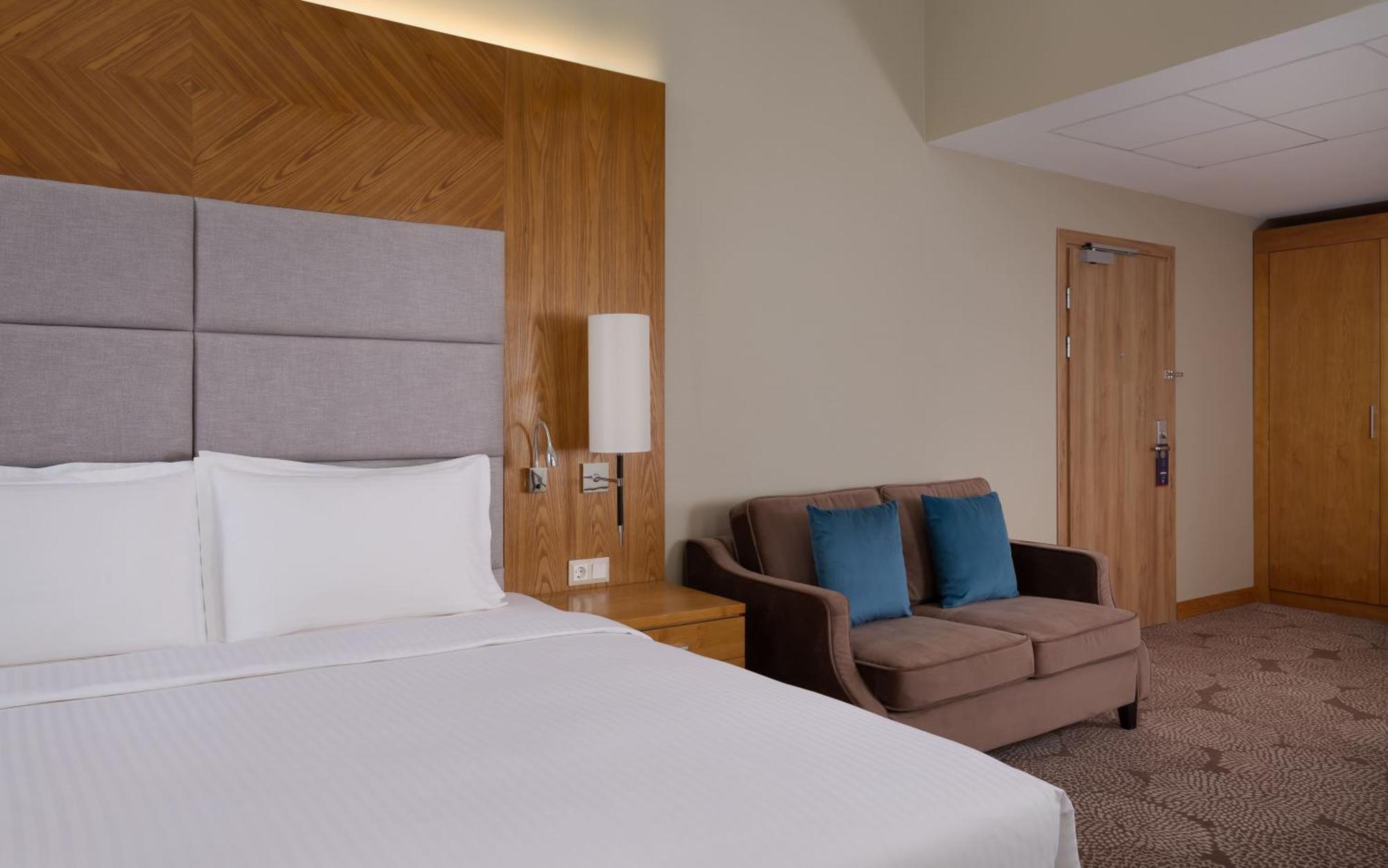 Doubletree By Hilton Almaty Hotel Kültér fotó