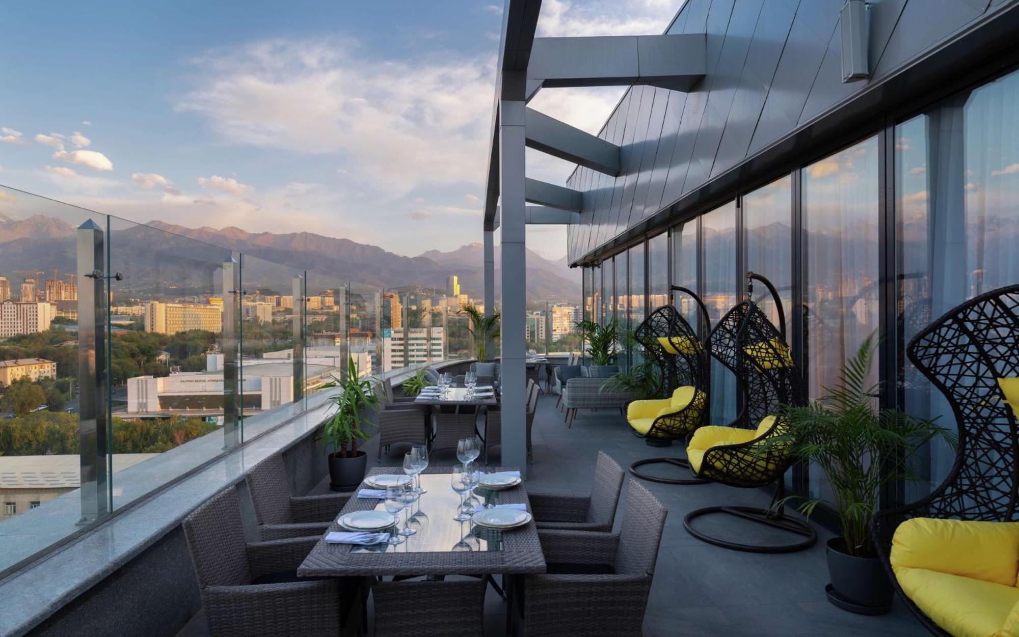 Doubletree By Hilton Almaty Hotel Kültér fotó